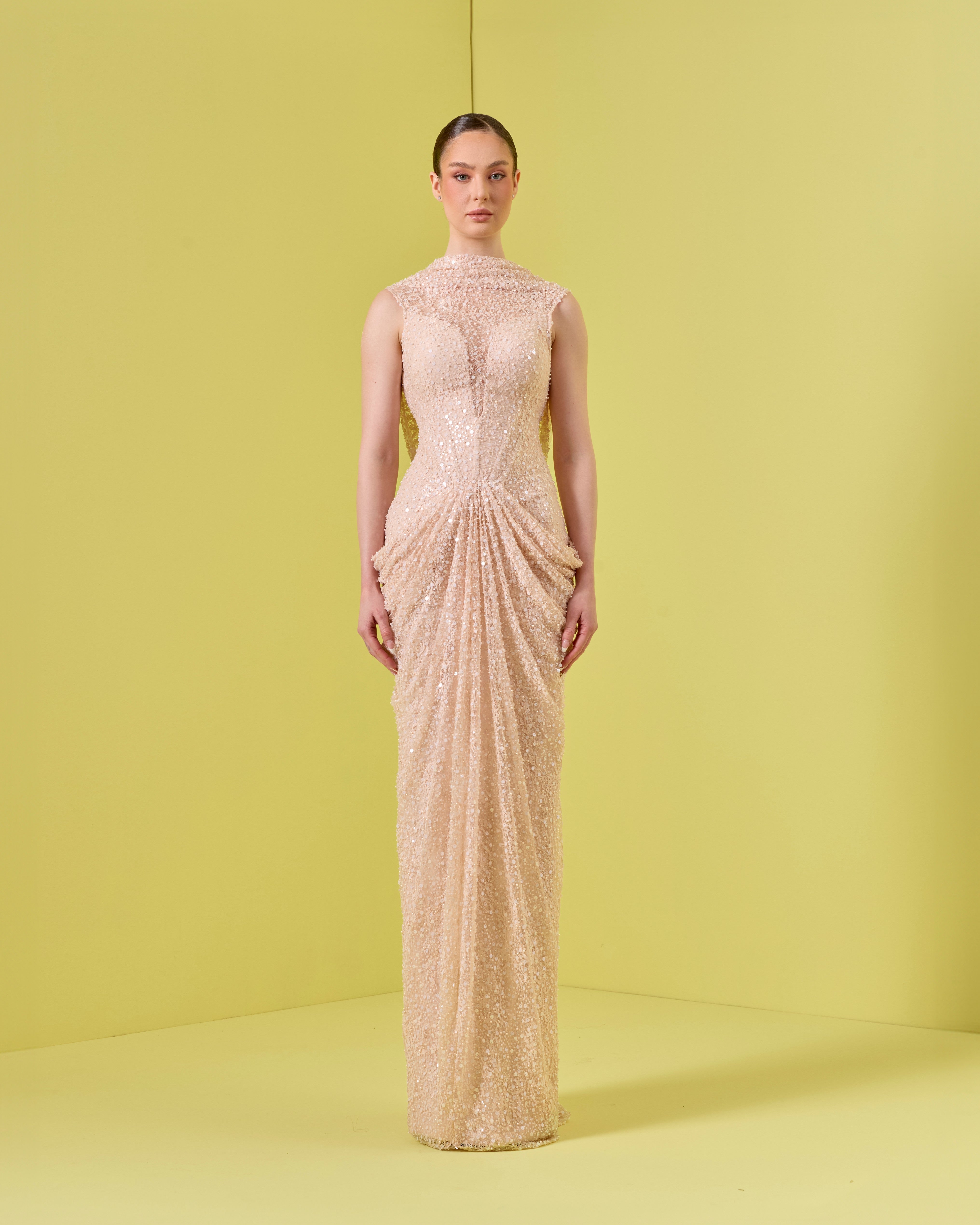 فستان مكشوف الكتفين مع معصمين من الكريستال