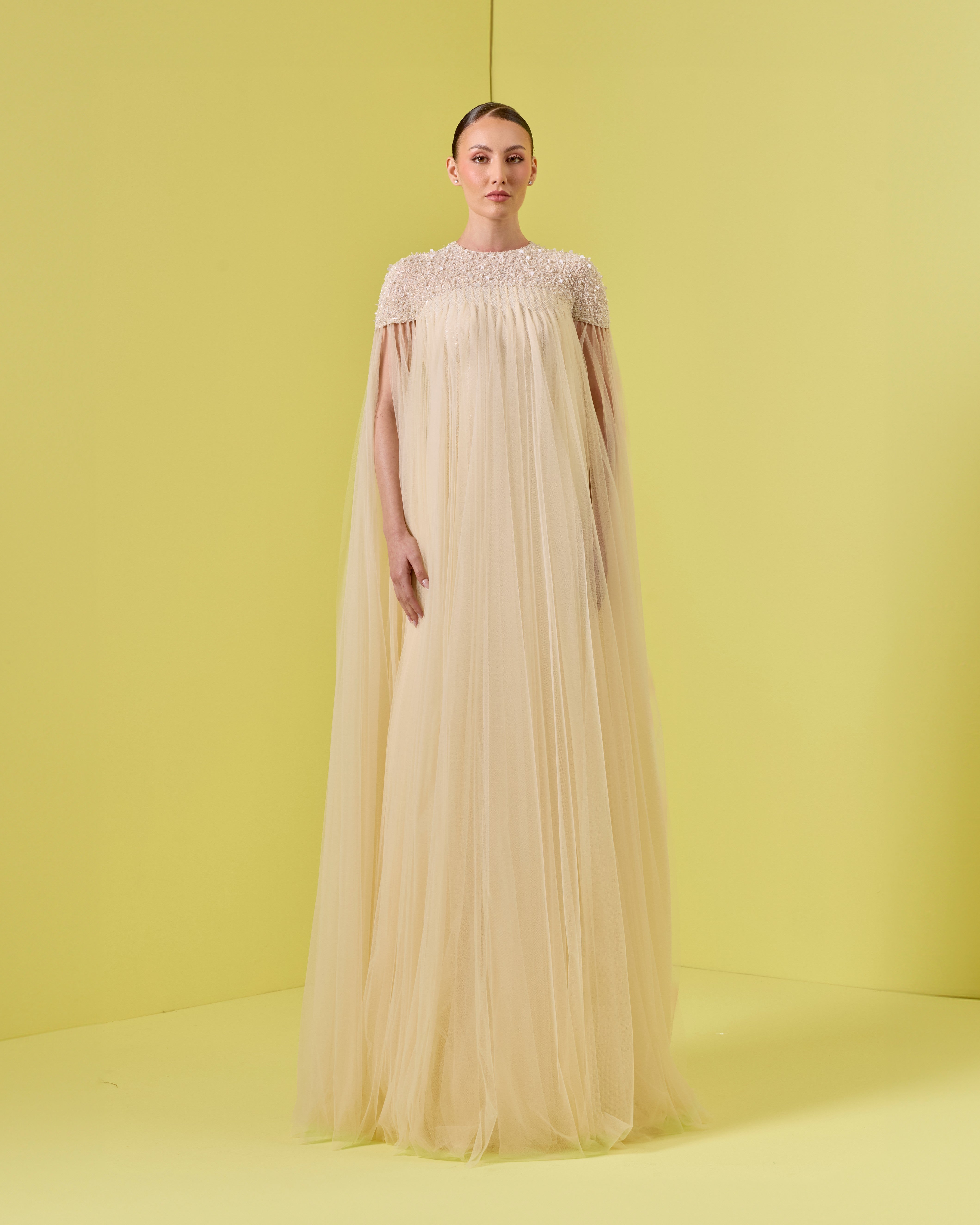 فستان مكشوف الكتفين مع معصمين من الكريستال