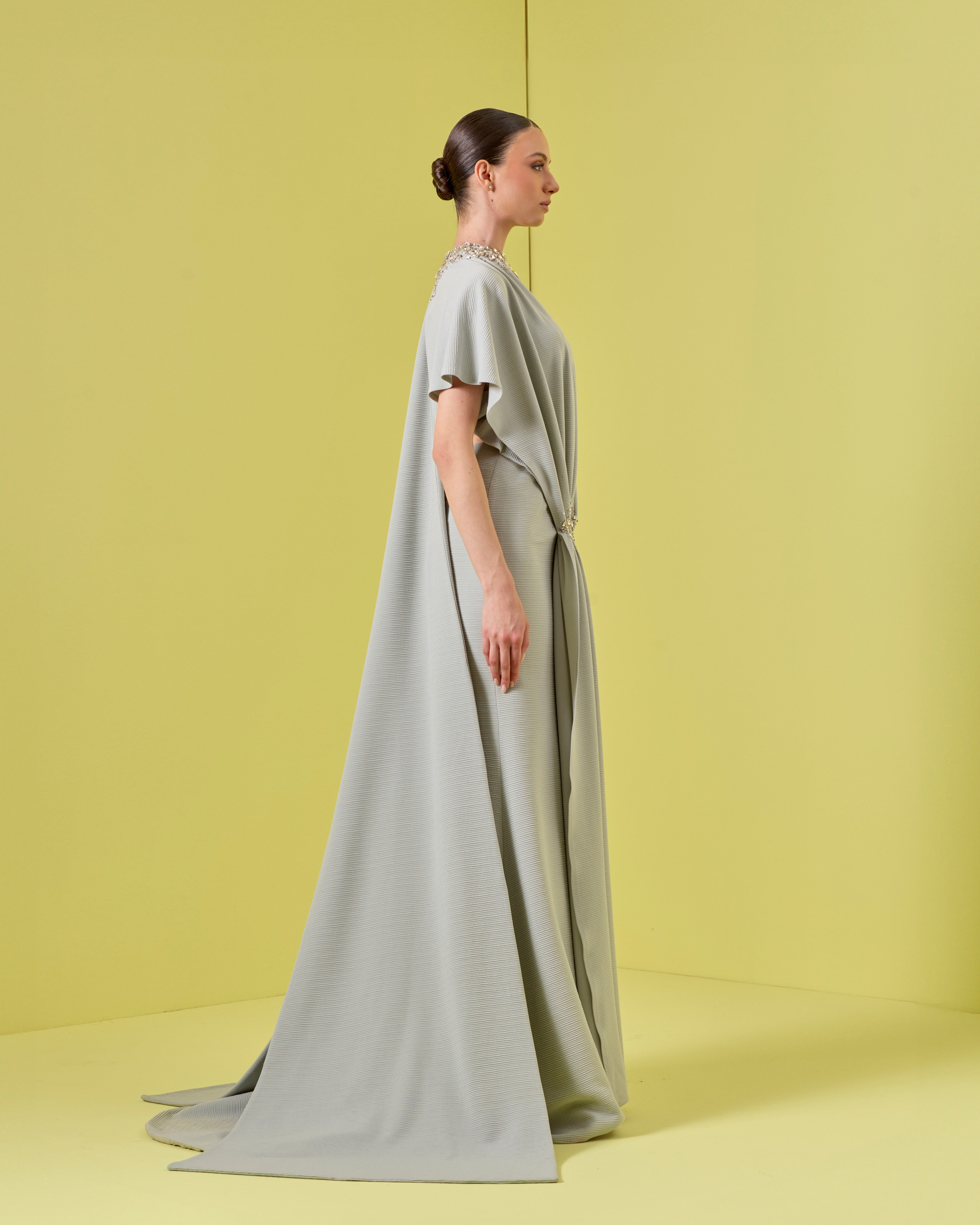 فستان مكشوف الكتفين مع معصمين من الكريستال