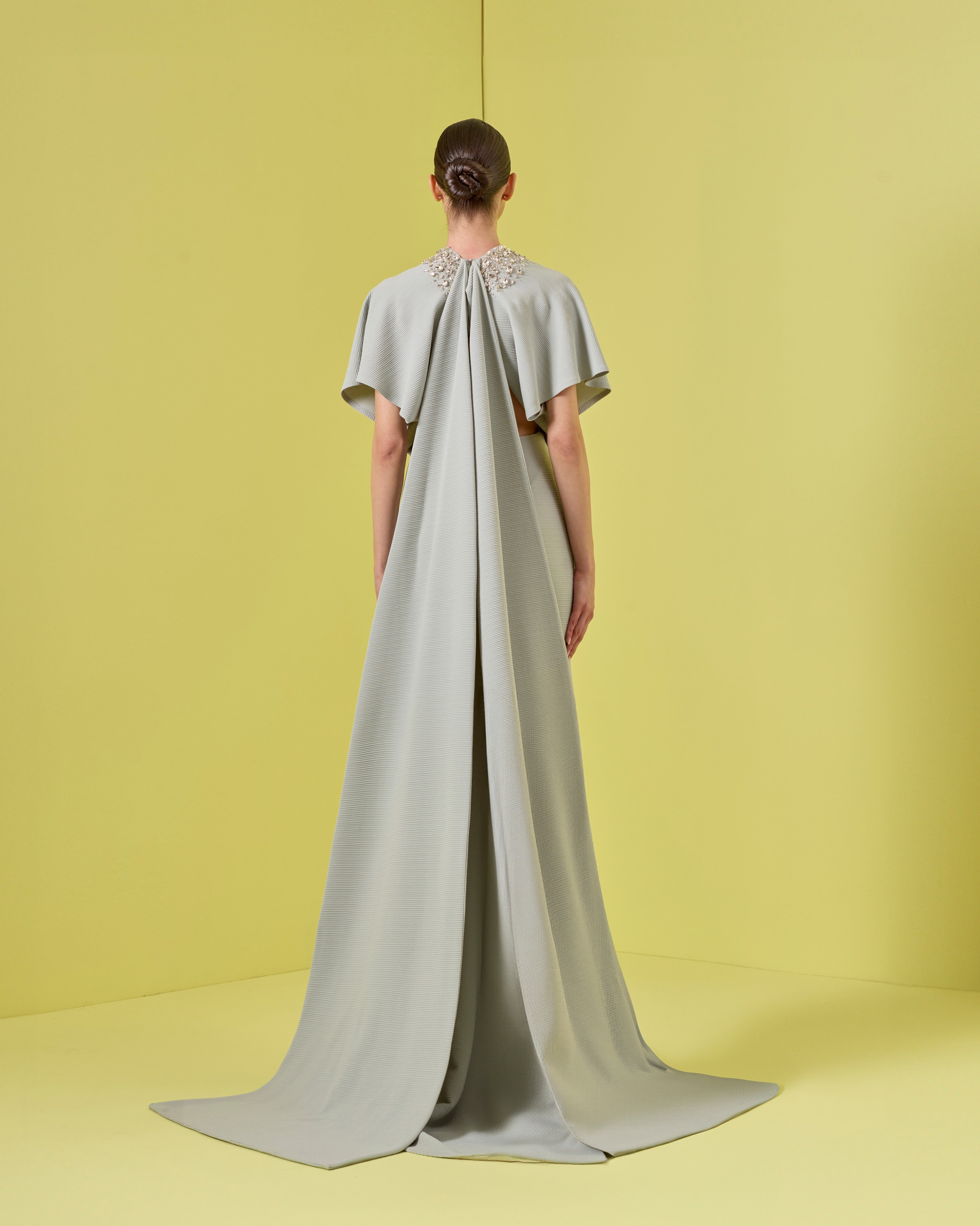 فستان مكشوف الكتفين مع معصمين من الكريستال