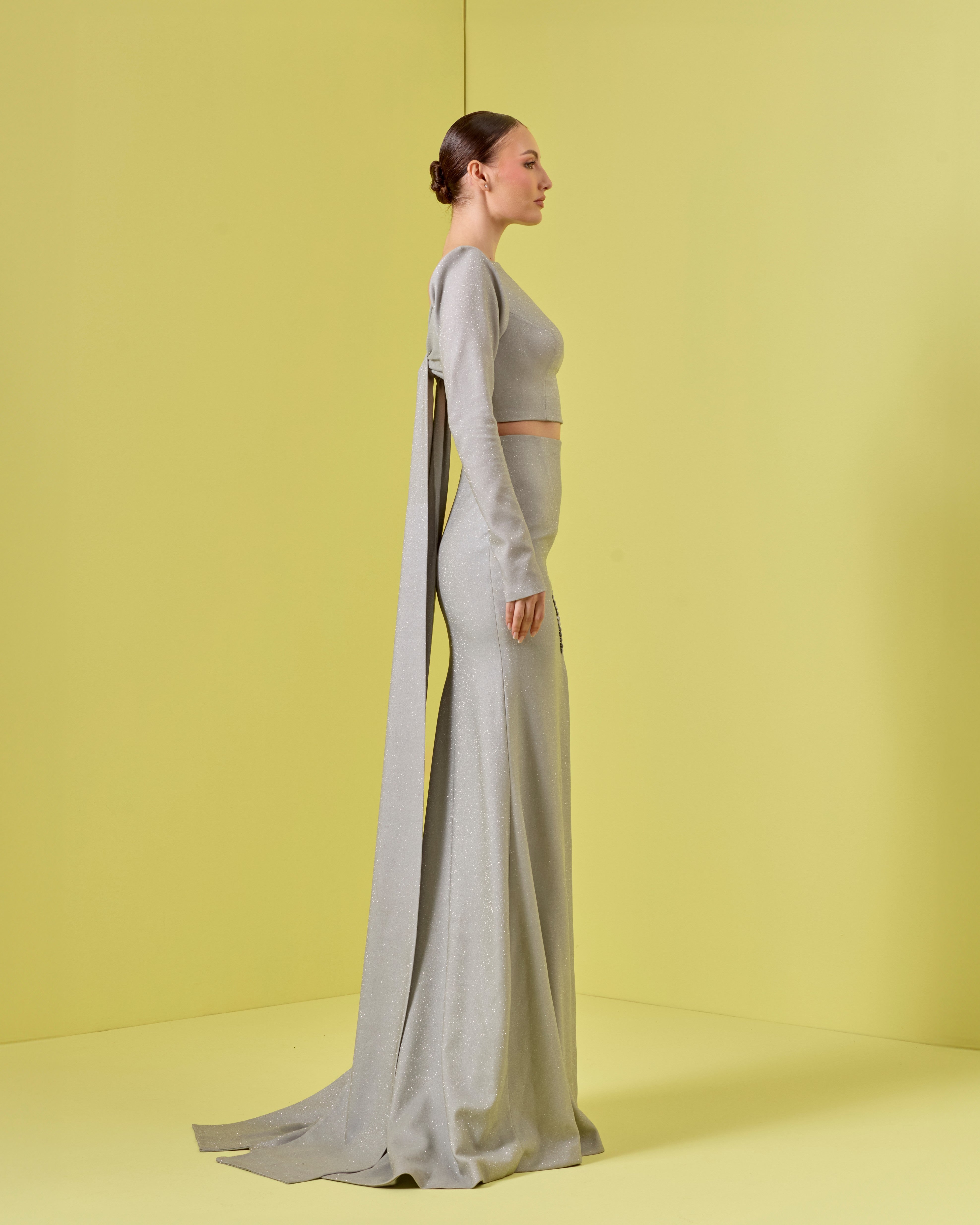 فستان مكشوف الكتفين مع معصمين من الكريستال