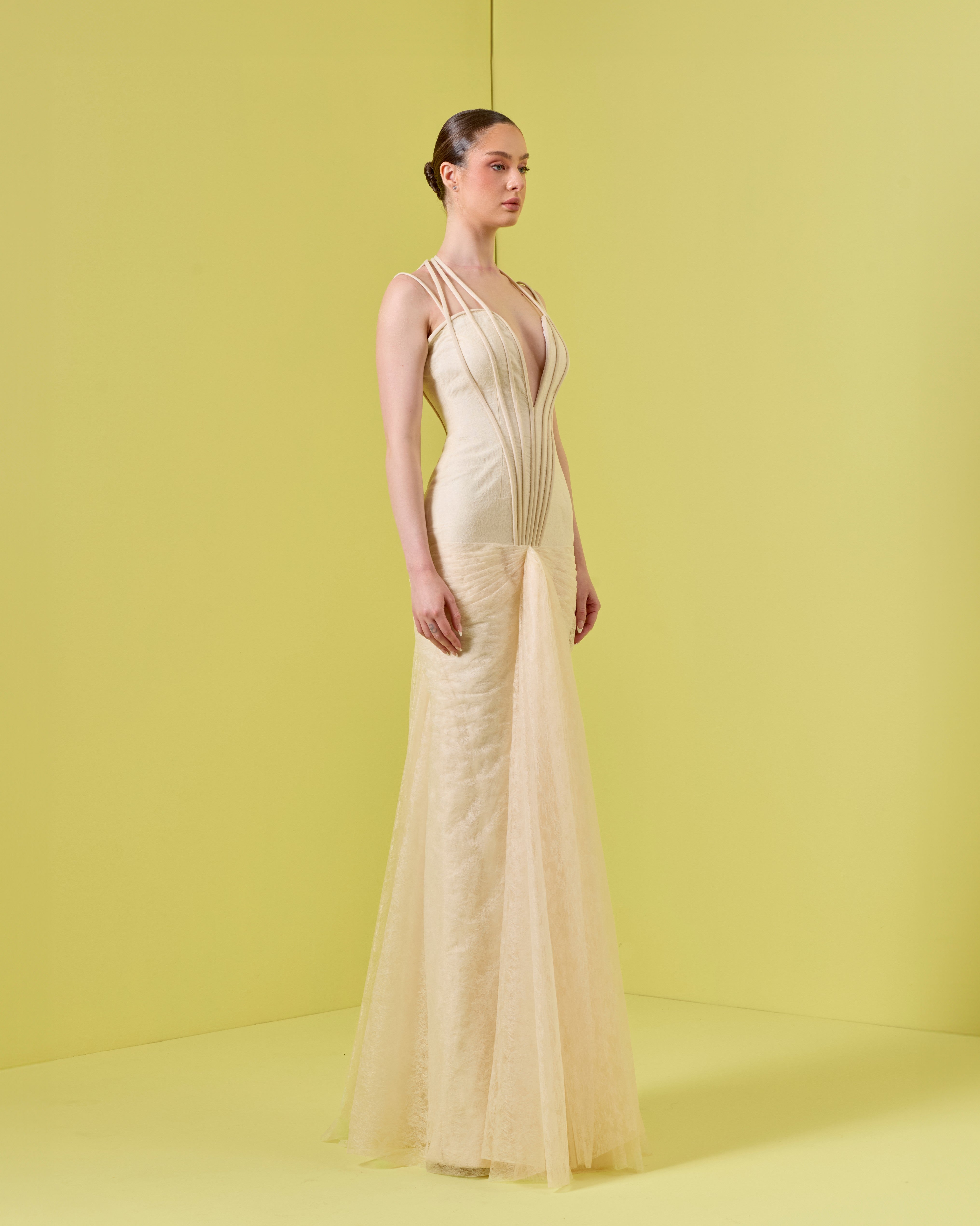 فستان مكشوف الكتفين مع معصمين من الكريستال