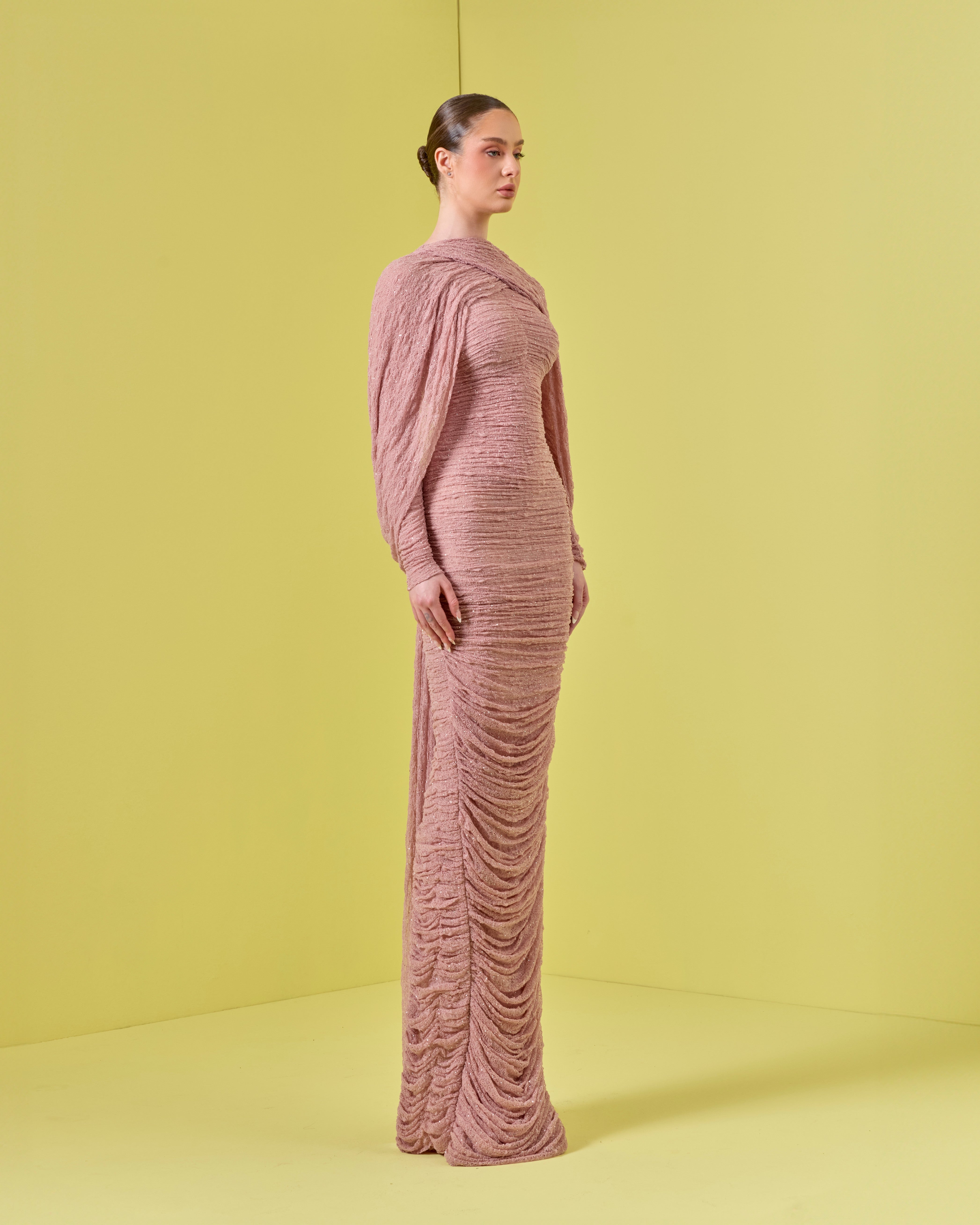 فستان مكشوف الكتفين مع معصمين من الكريستال