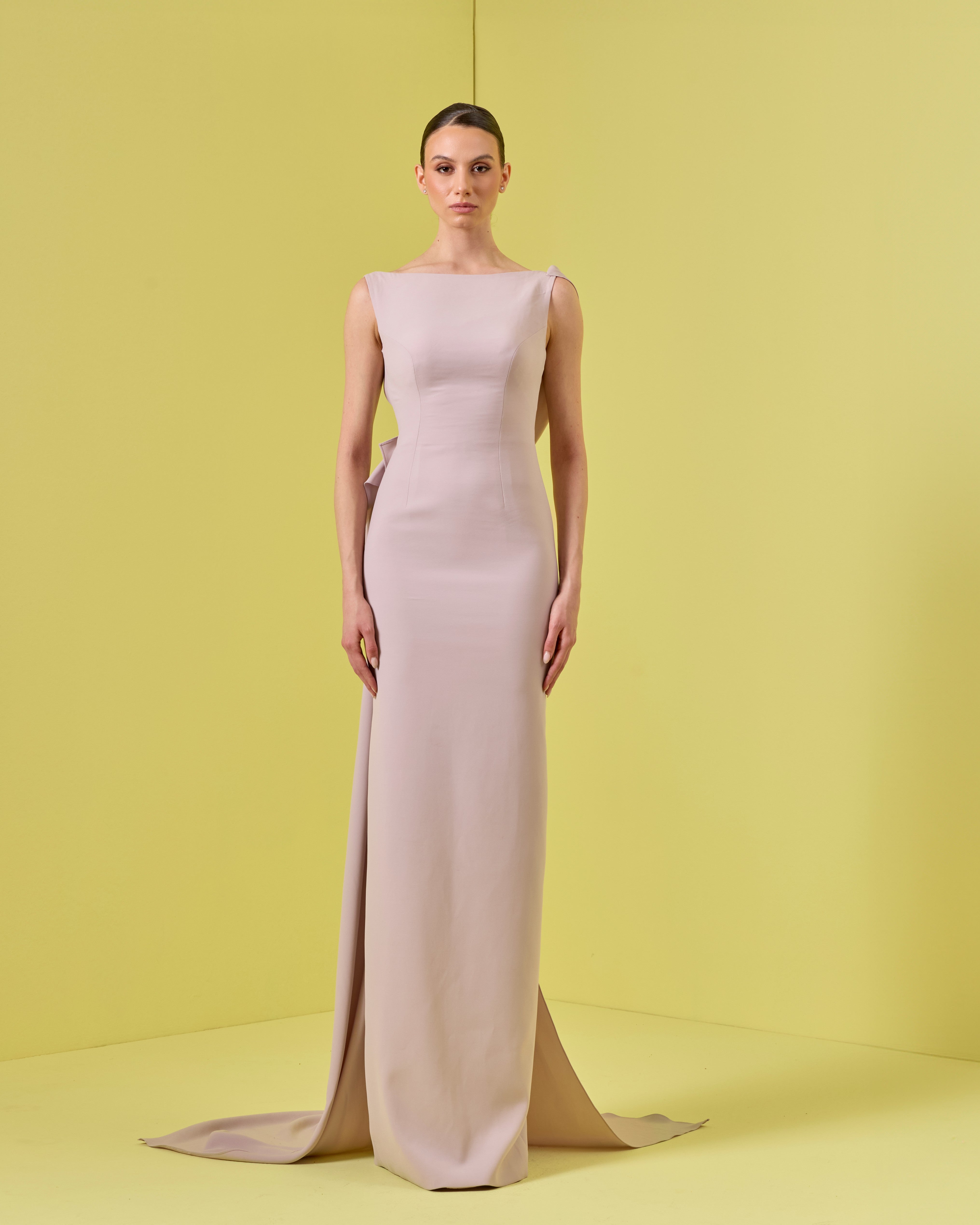 فستان مكشوف الكتفين مع معصمين من الكريستال