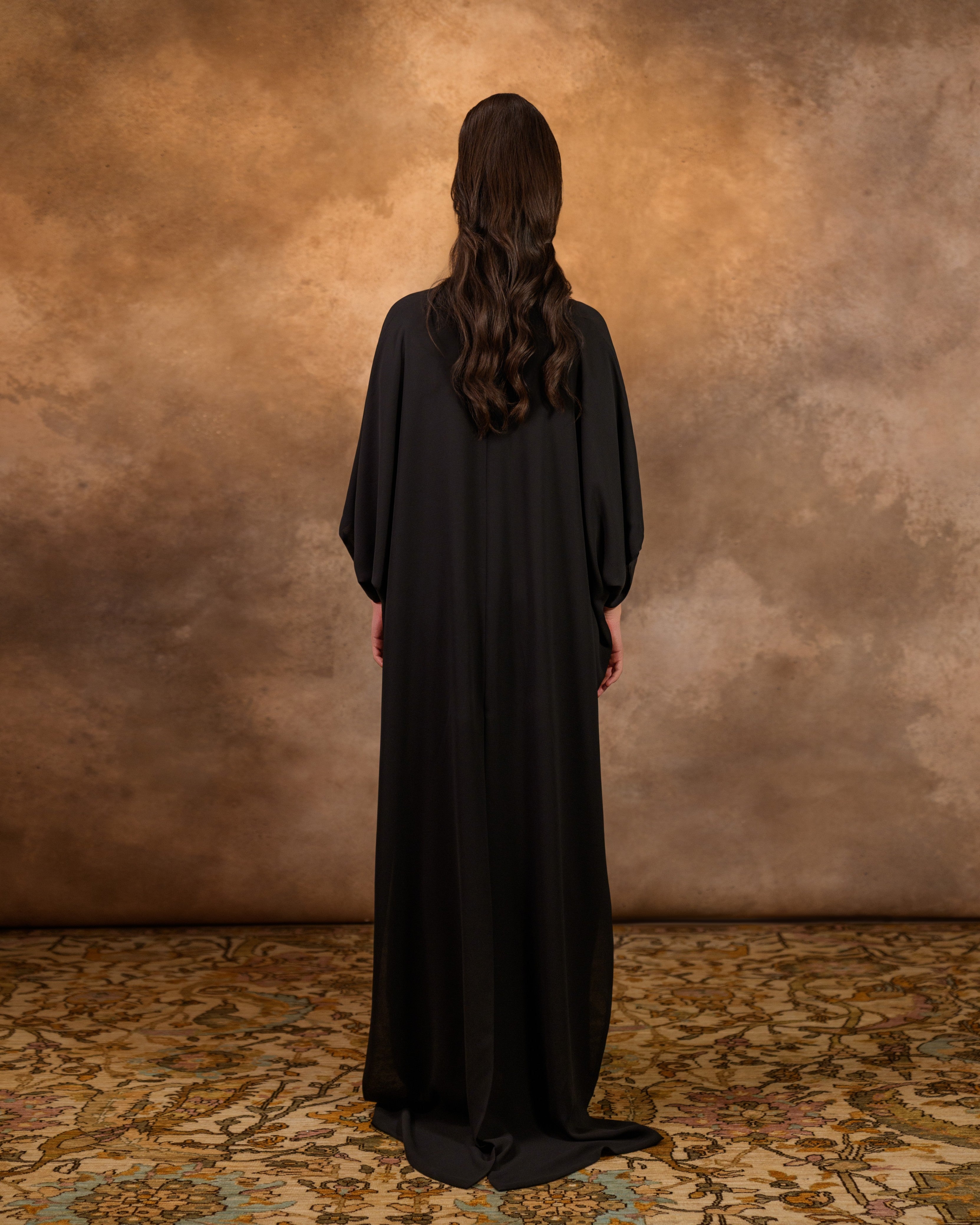 فستان مكشوف الكتفين مع معصمين من الكريستال