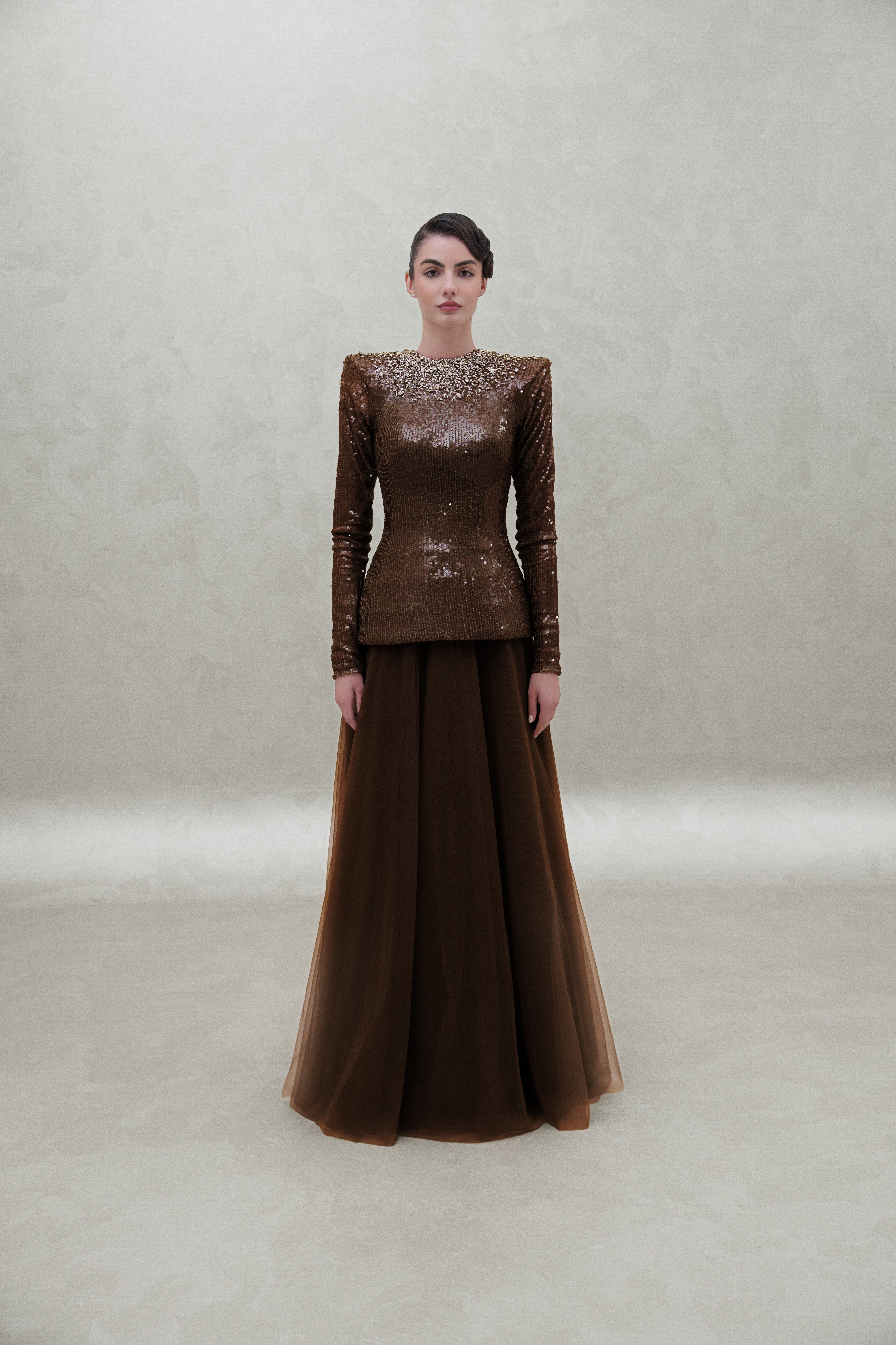 بلوزة من الترتر مع تنورة دائرية