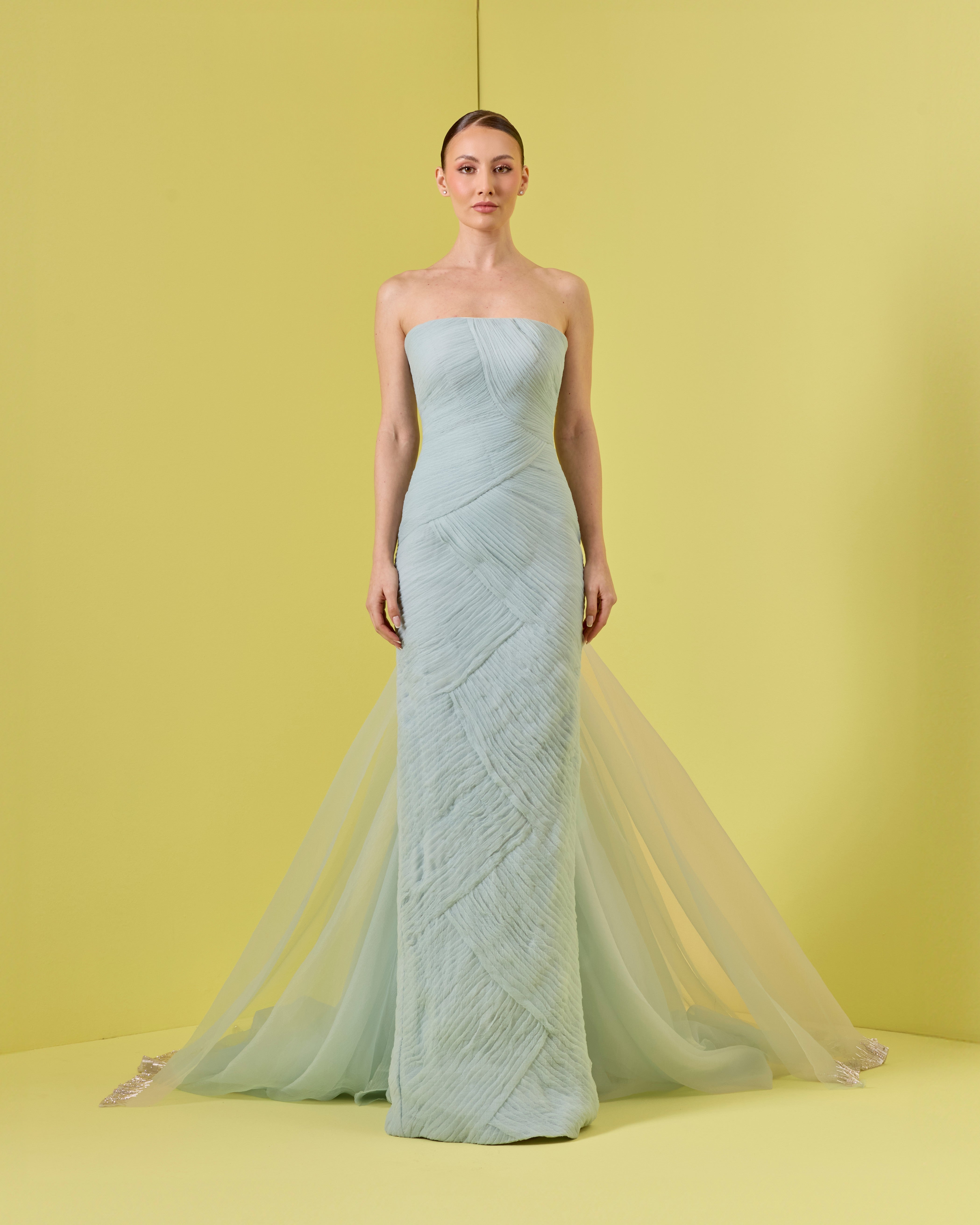 فستان مكشوف الكتفين مع معصمين من الكريستال