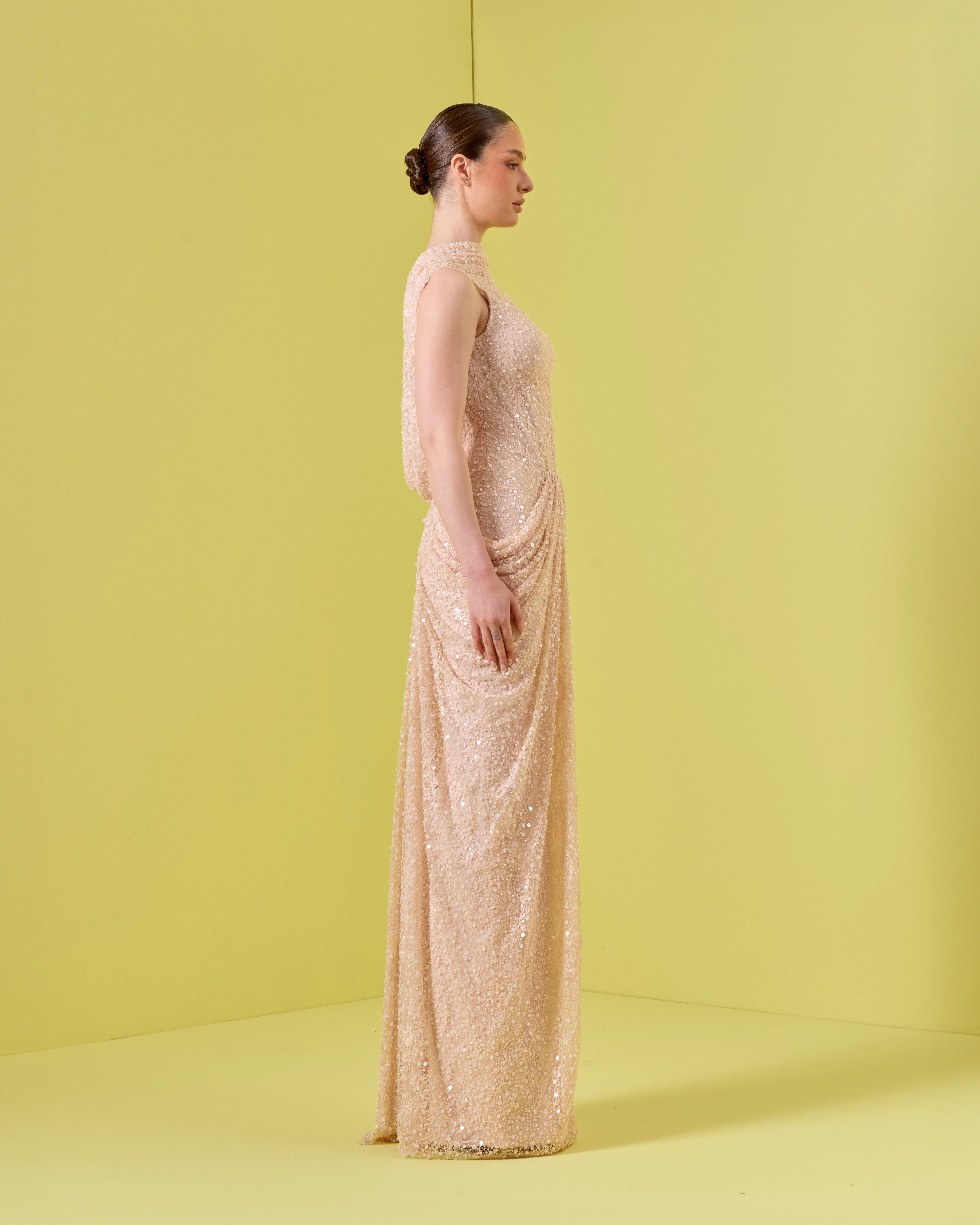 فستان مكشوف الكتفين مع معصمين من الكريستال