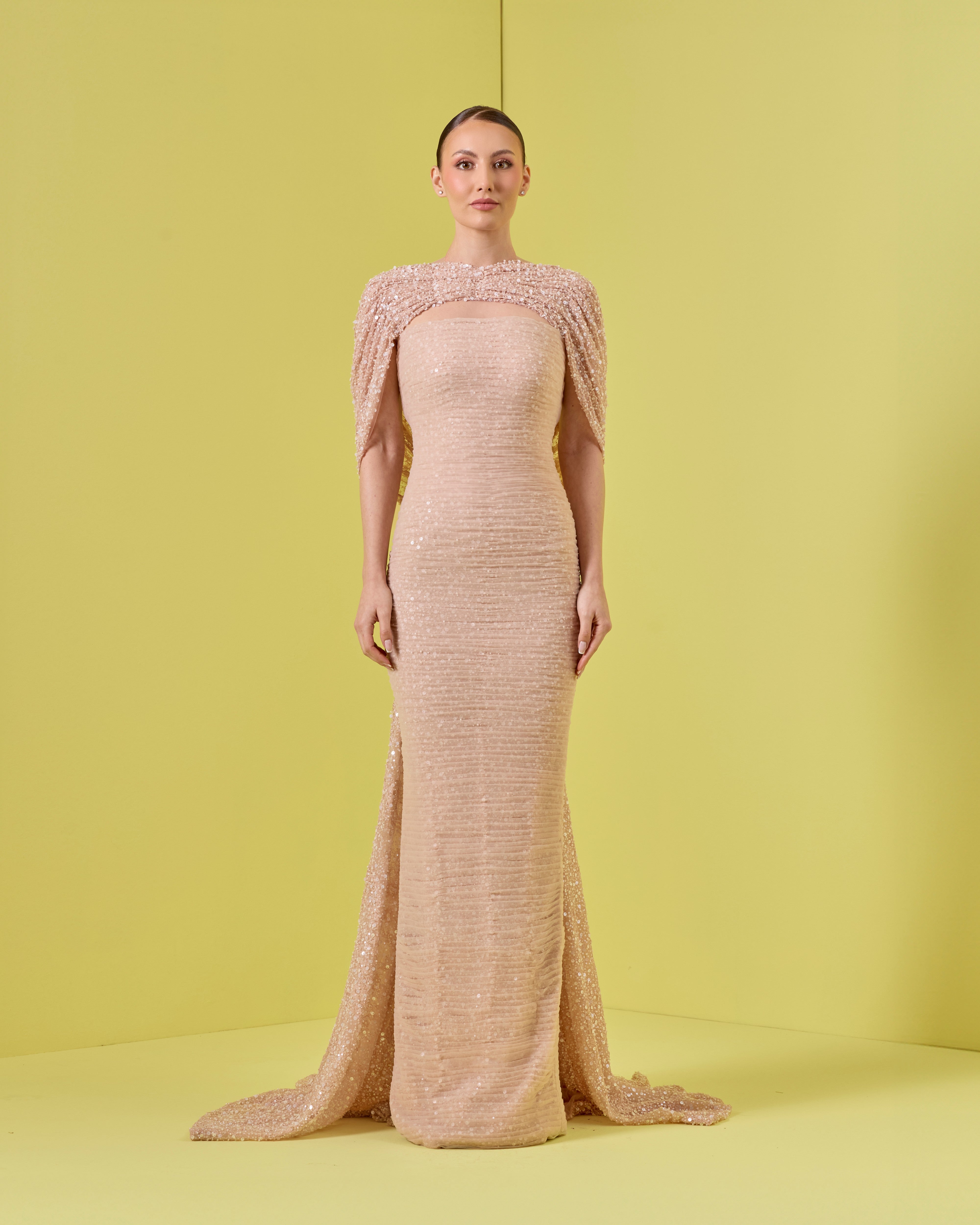 فستان مكشوف الكتفين مع معصمين من الكريستال