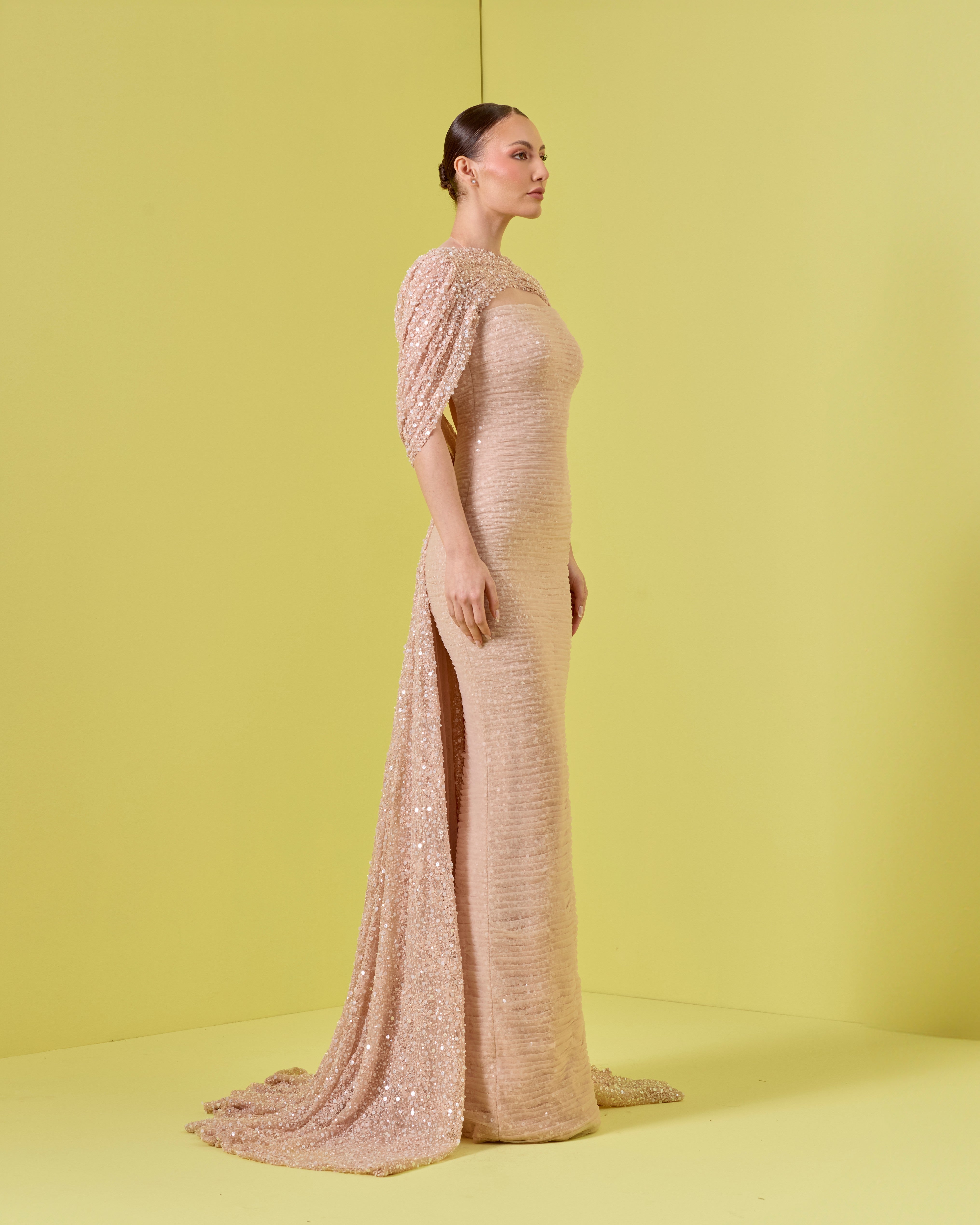 فستان مكشوف الكتفين مع معصمين من الكريستال