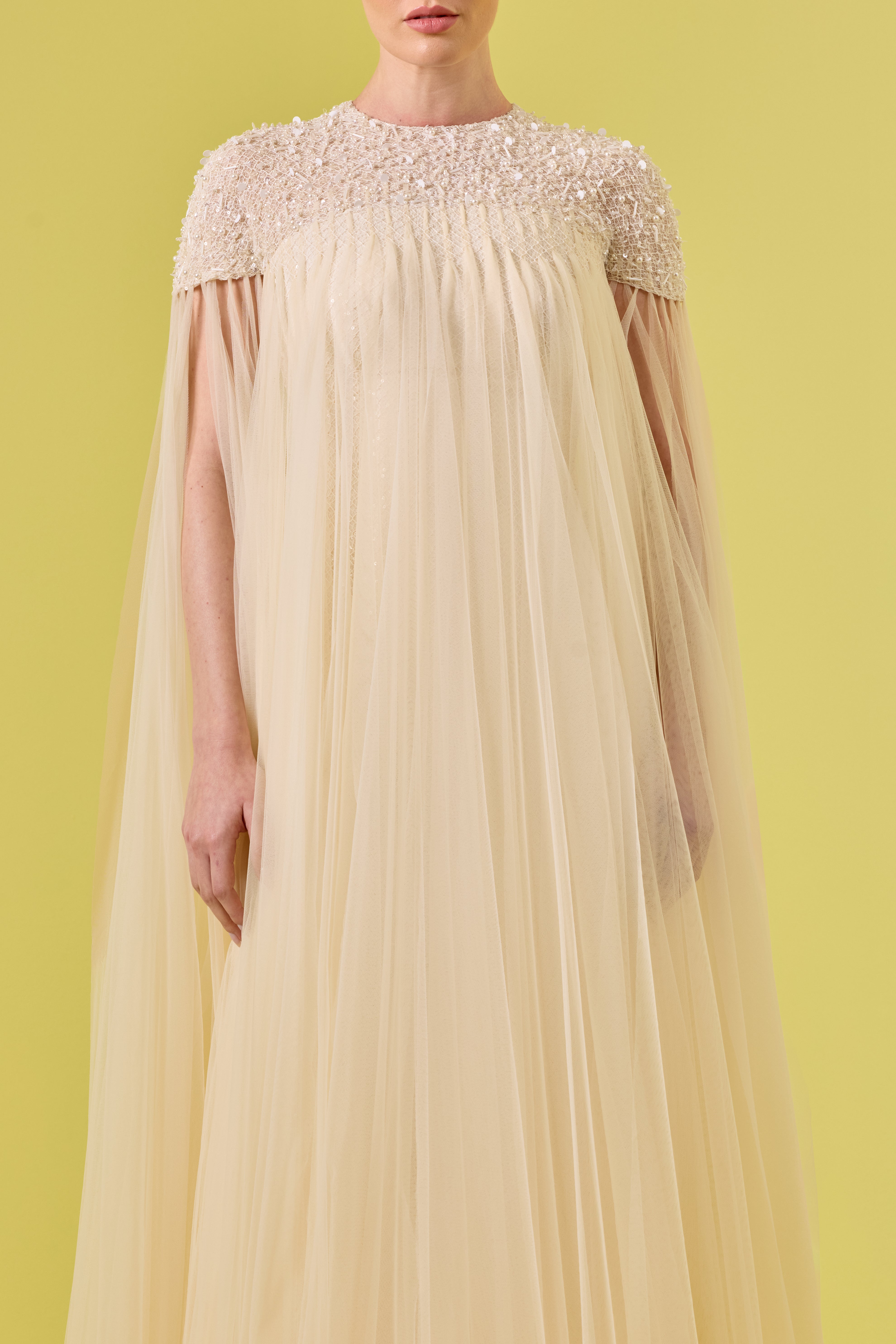 فستان مكشوف الكتفين مع معصمين من الكريستال