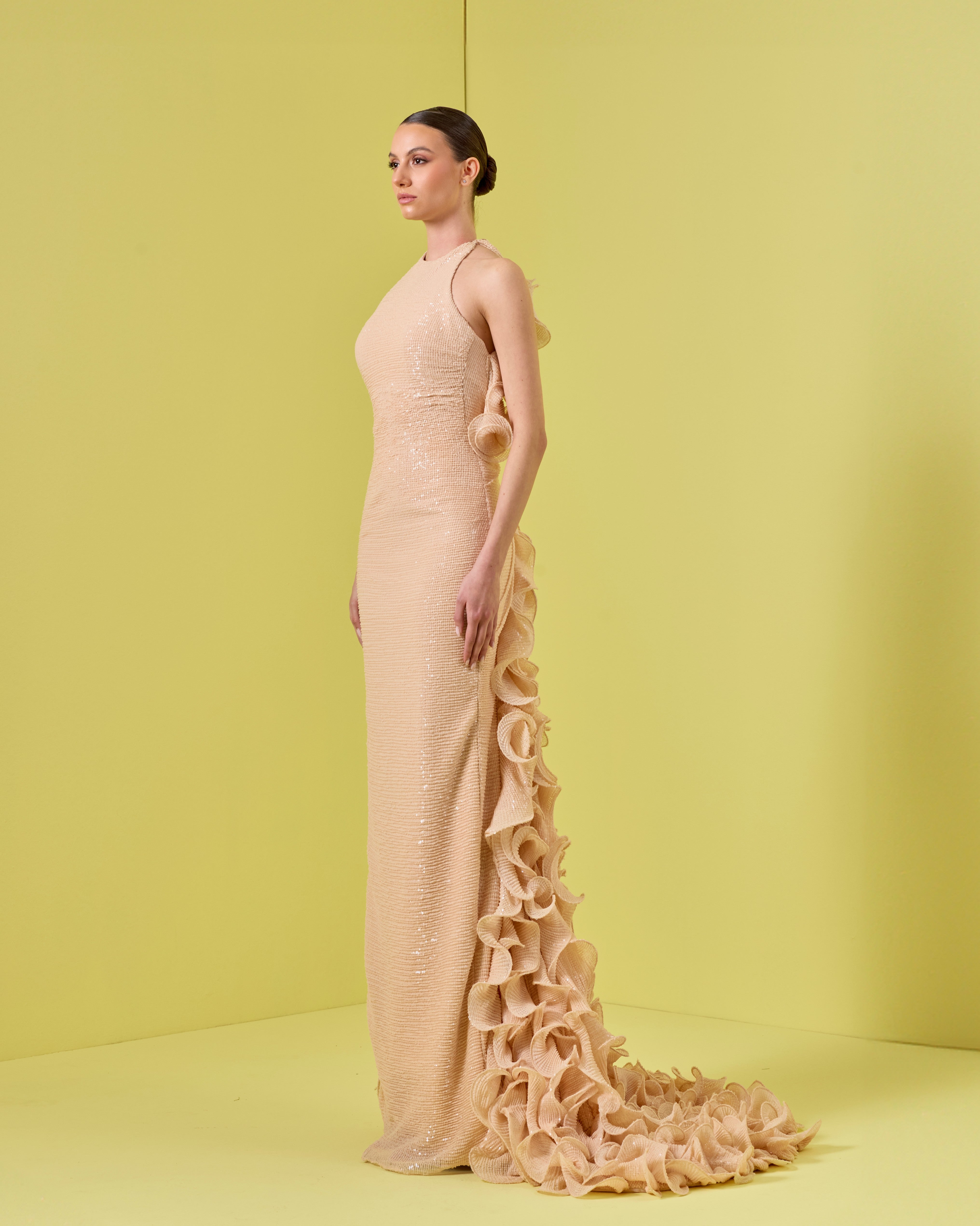 فستان مكشوف الكتفين مع معصمين من الكريستال