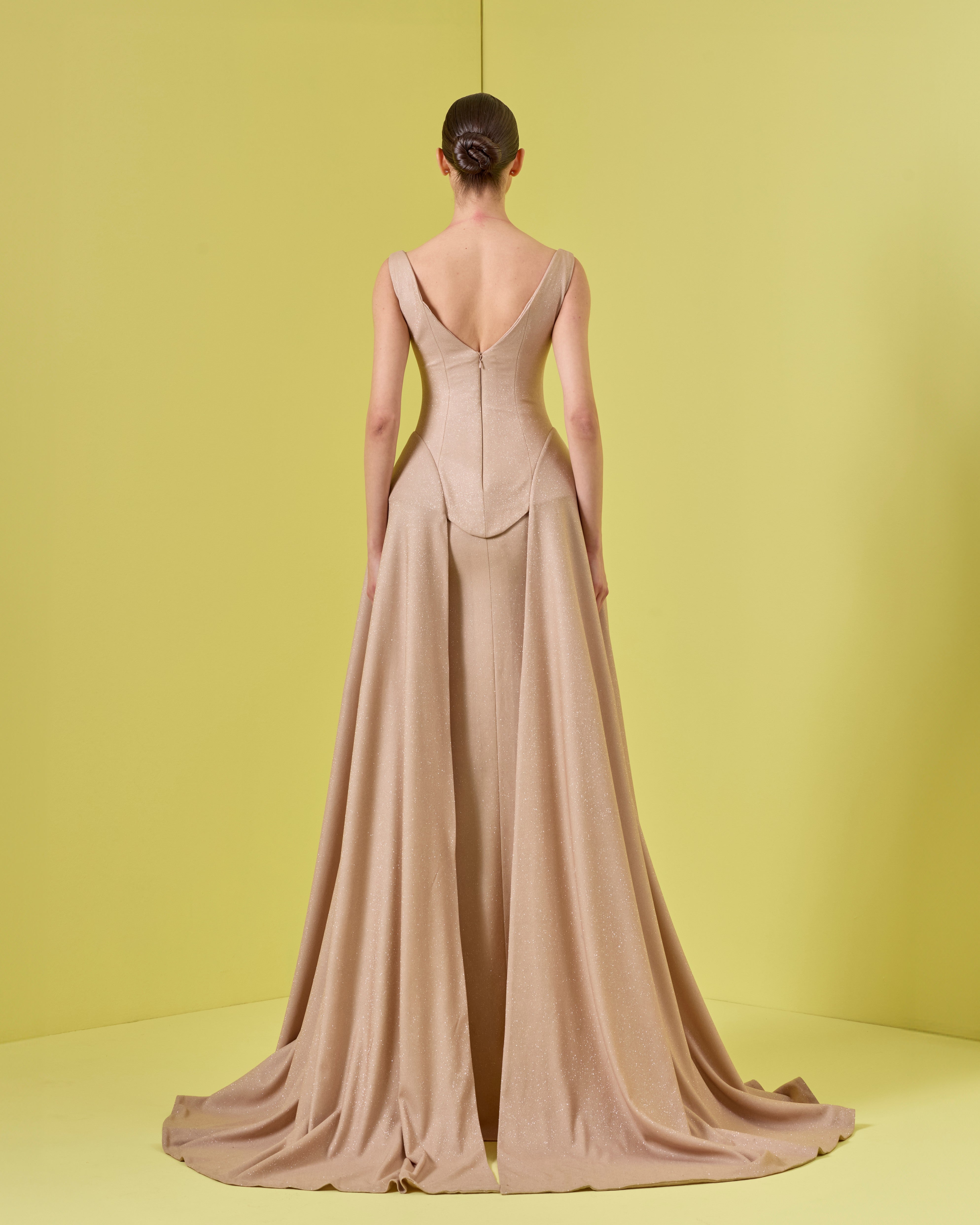 فستان مكشوف الكتفين مع معصمين من الكريستال