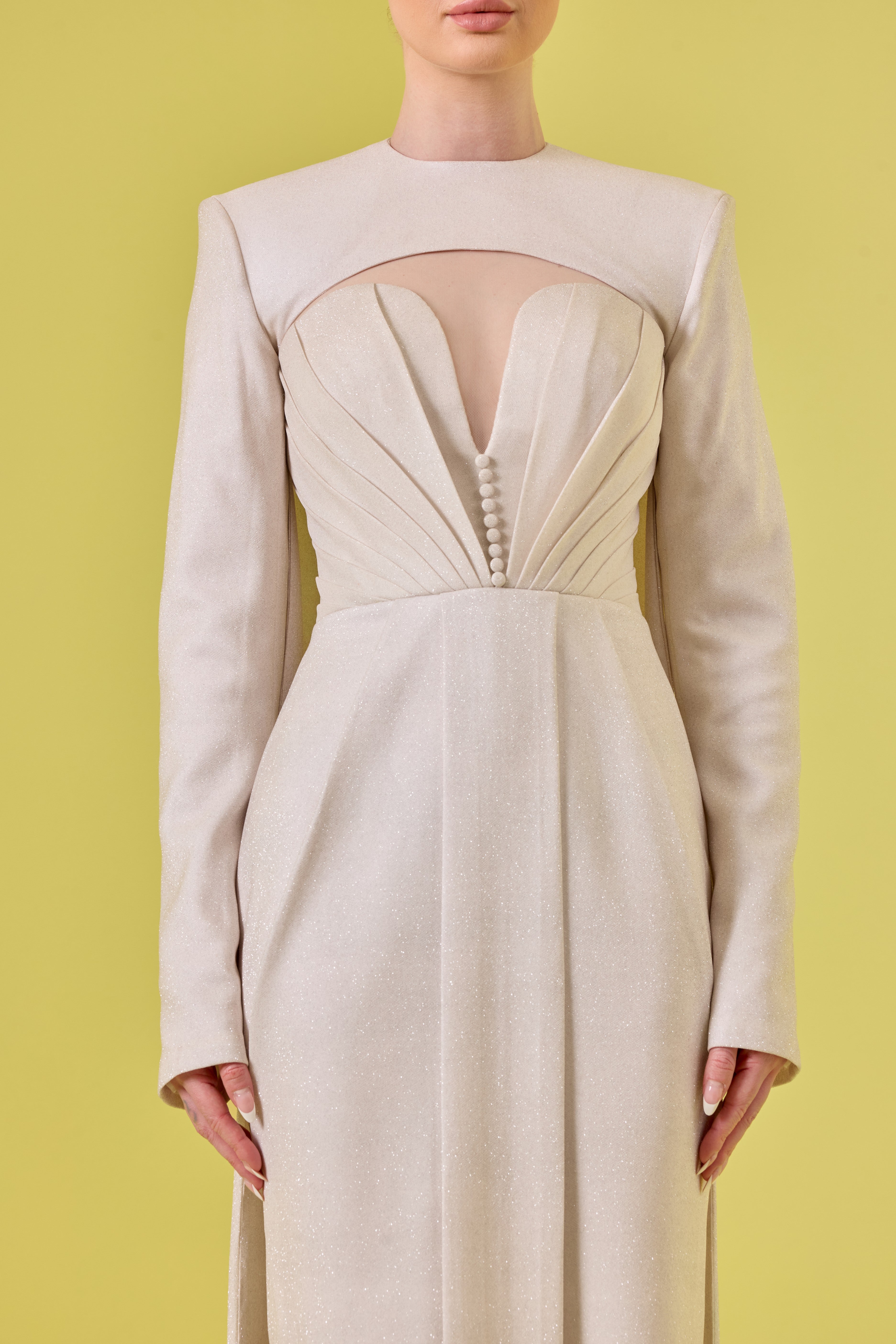 فستان مكشوف الكتفين مع معصمين من الكريستال