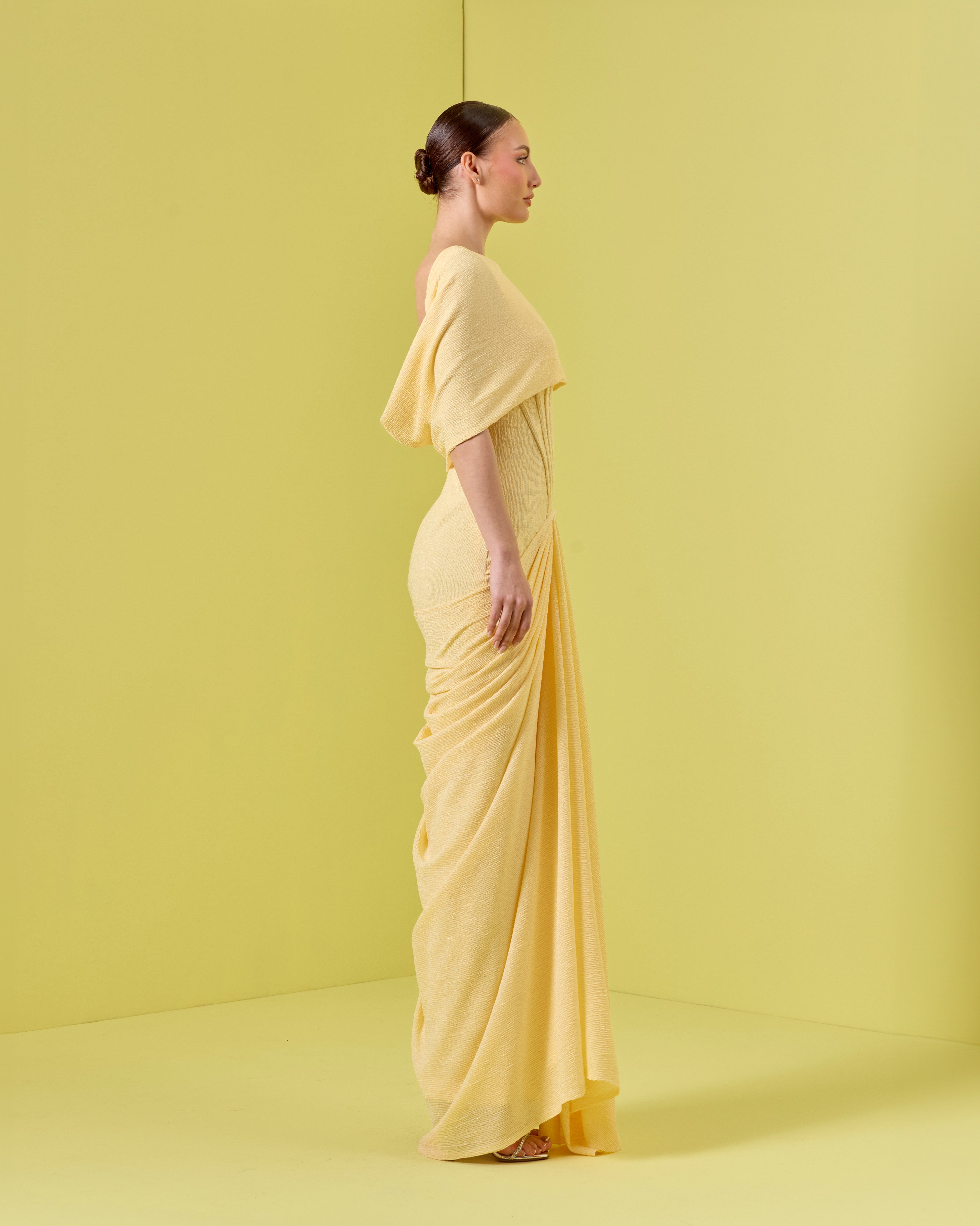 فستان مكشوف الكتفين مع معصمين من الكريستال