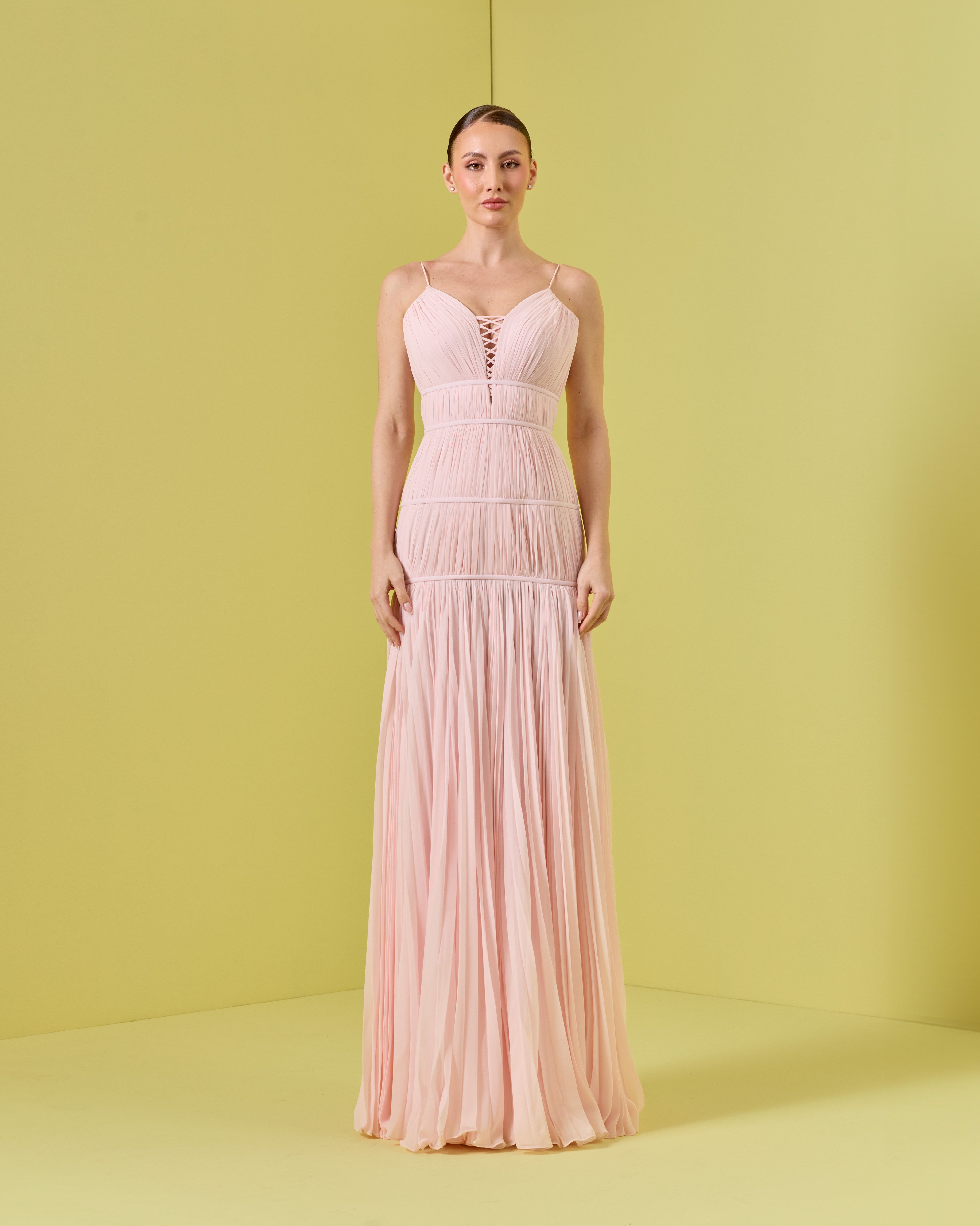 فستان مكشوف الكتفين مع معصمين من الكريستال