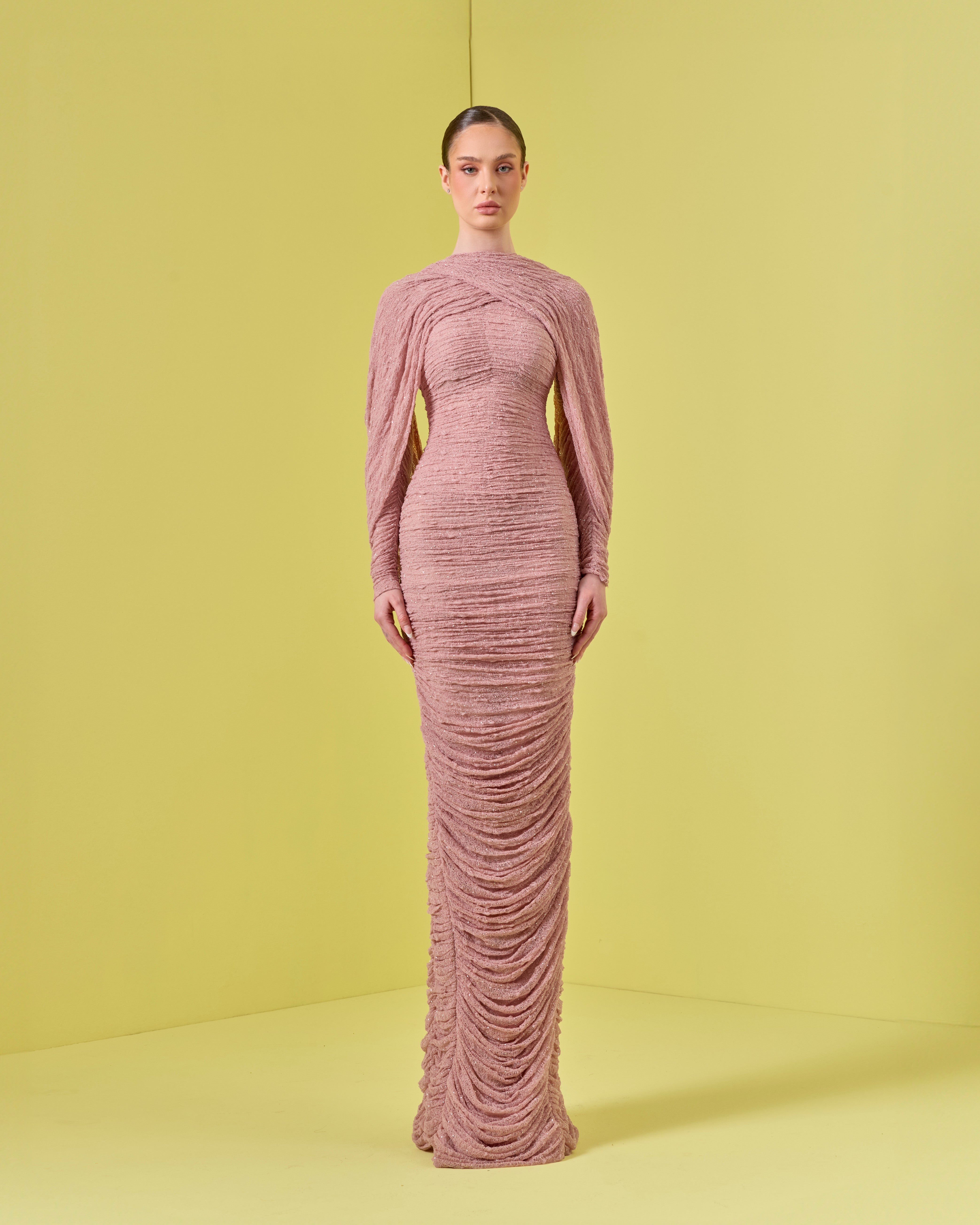 فستان مكشوف الكتفين مع معصمين من الكريستال