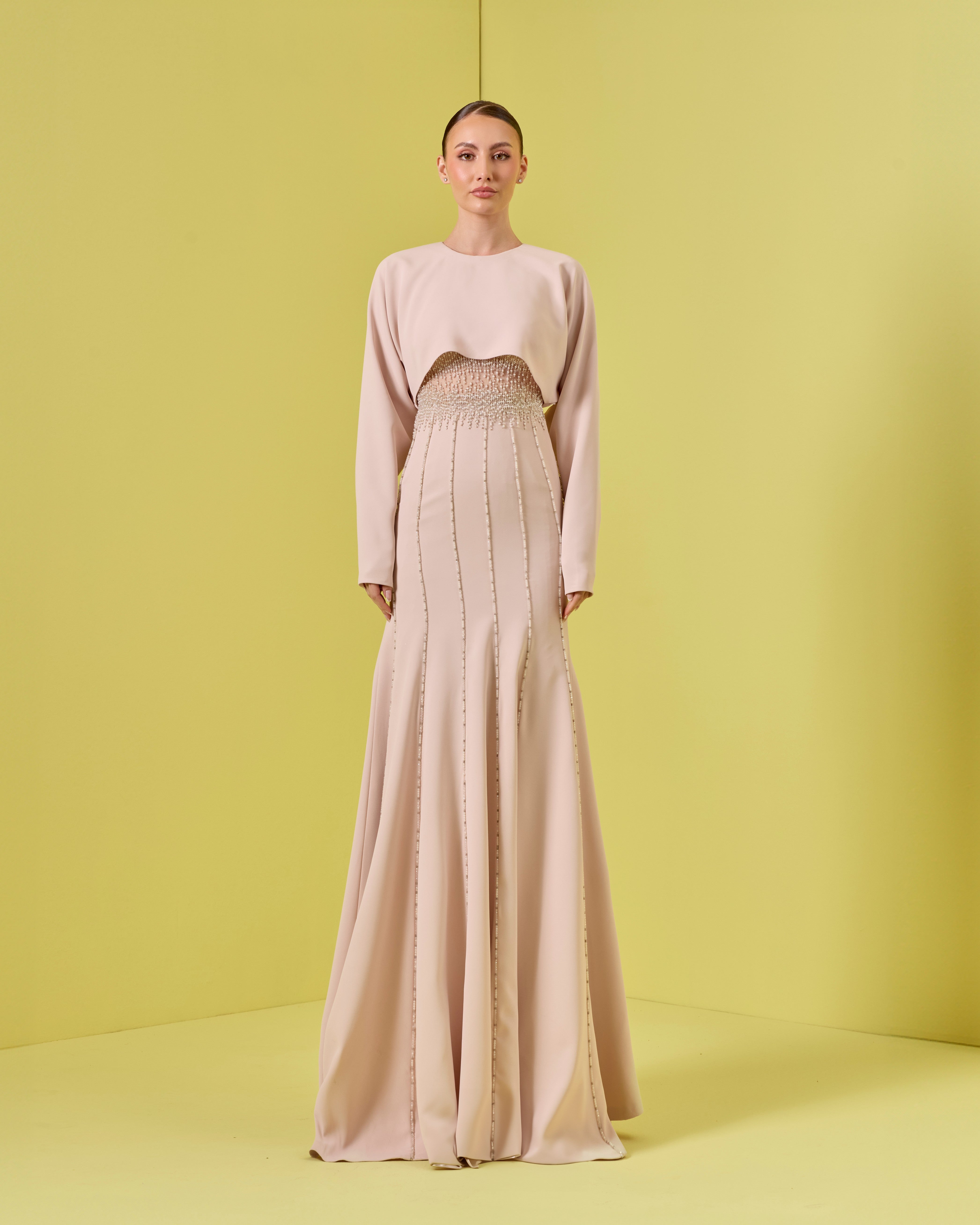 فستان مكشوف الكتفين مع معصمين من الكريستال