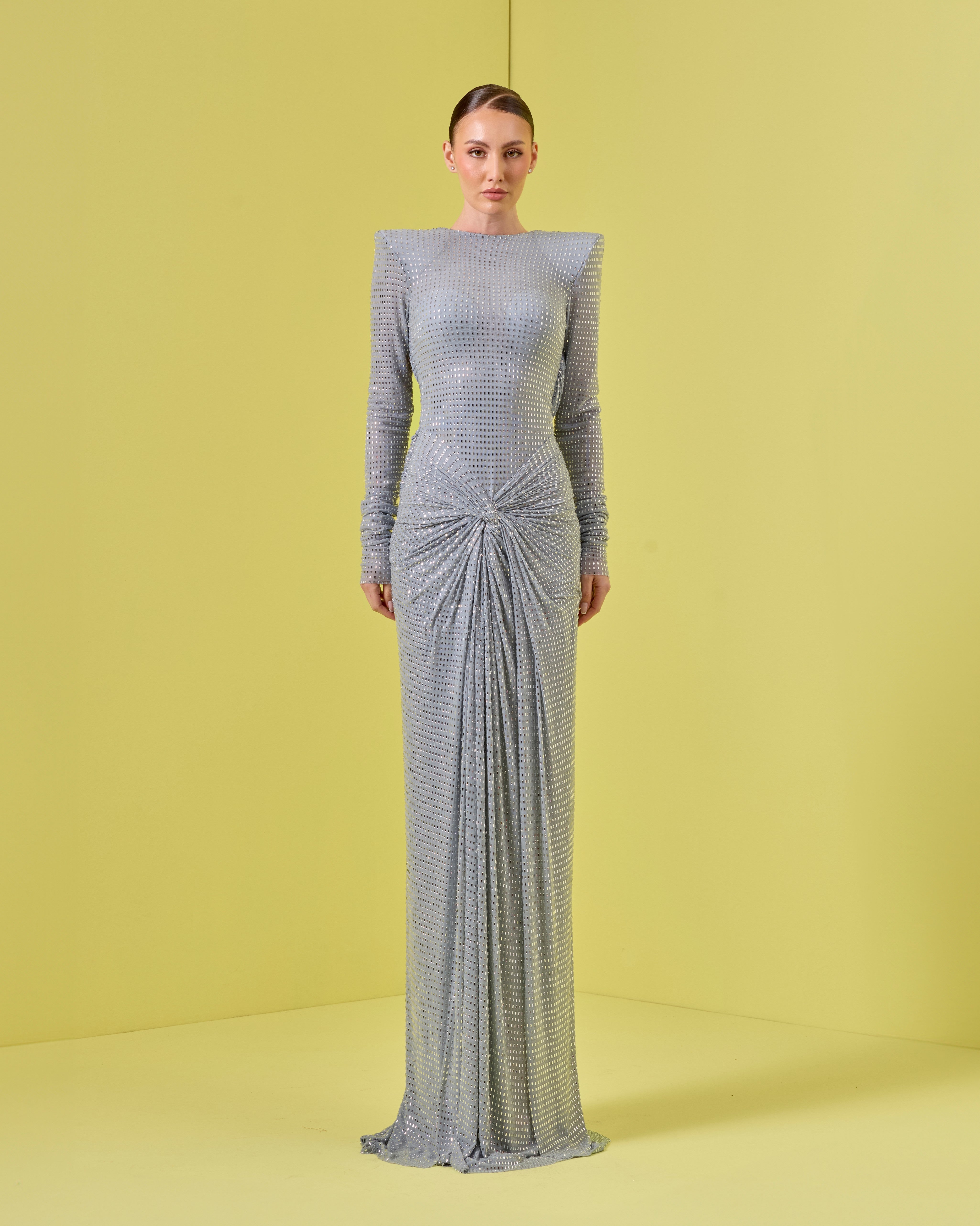 فستان مكشوف الكتفين مع معصمين من الكريستال