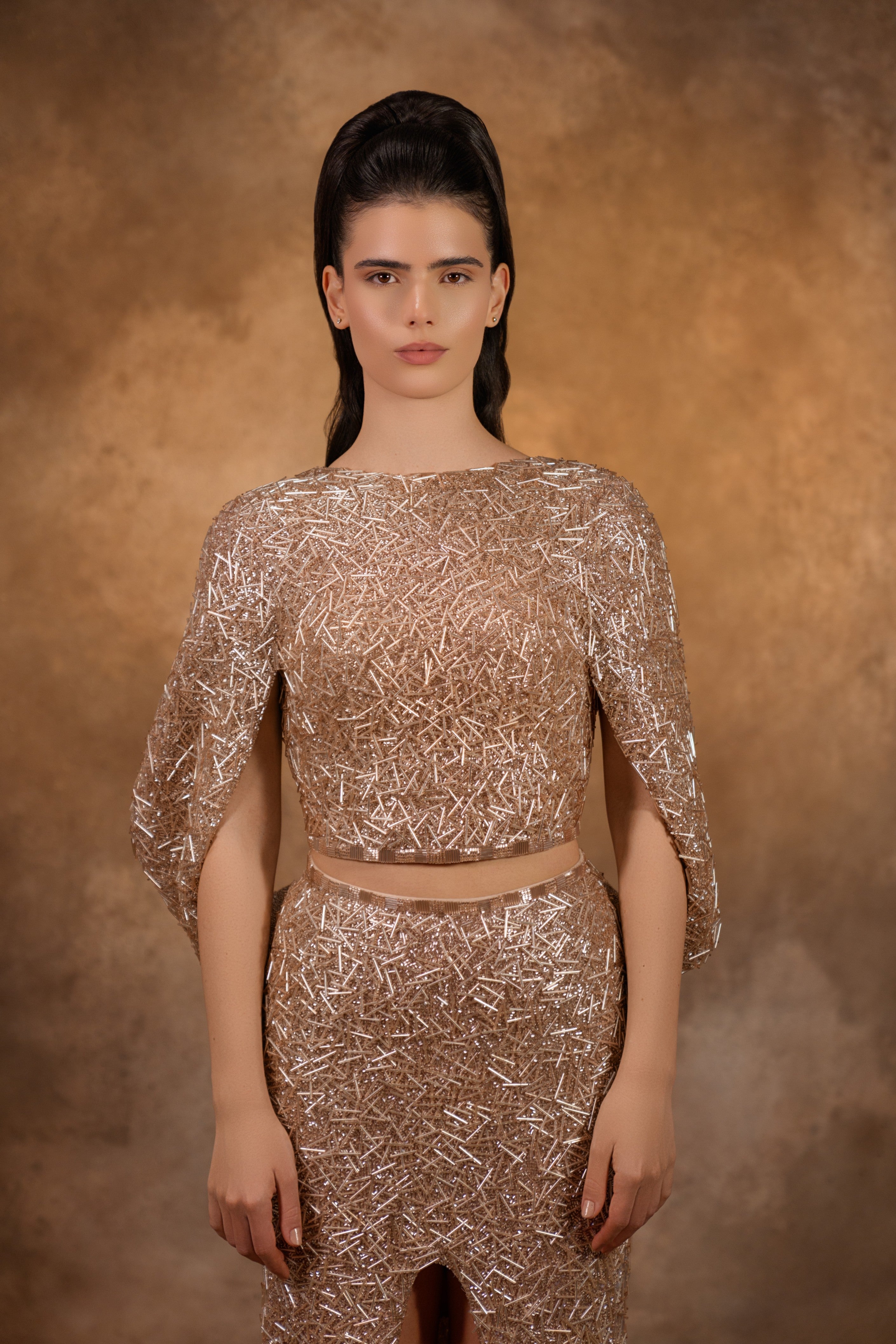 فستان مكشوف الكتفين مع معصمين من الكريستال