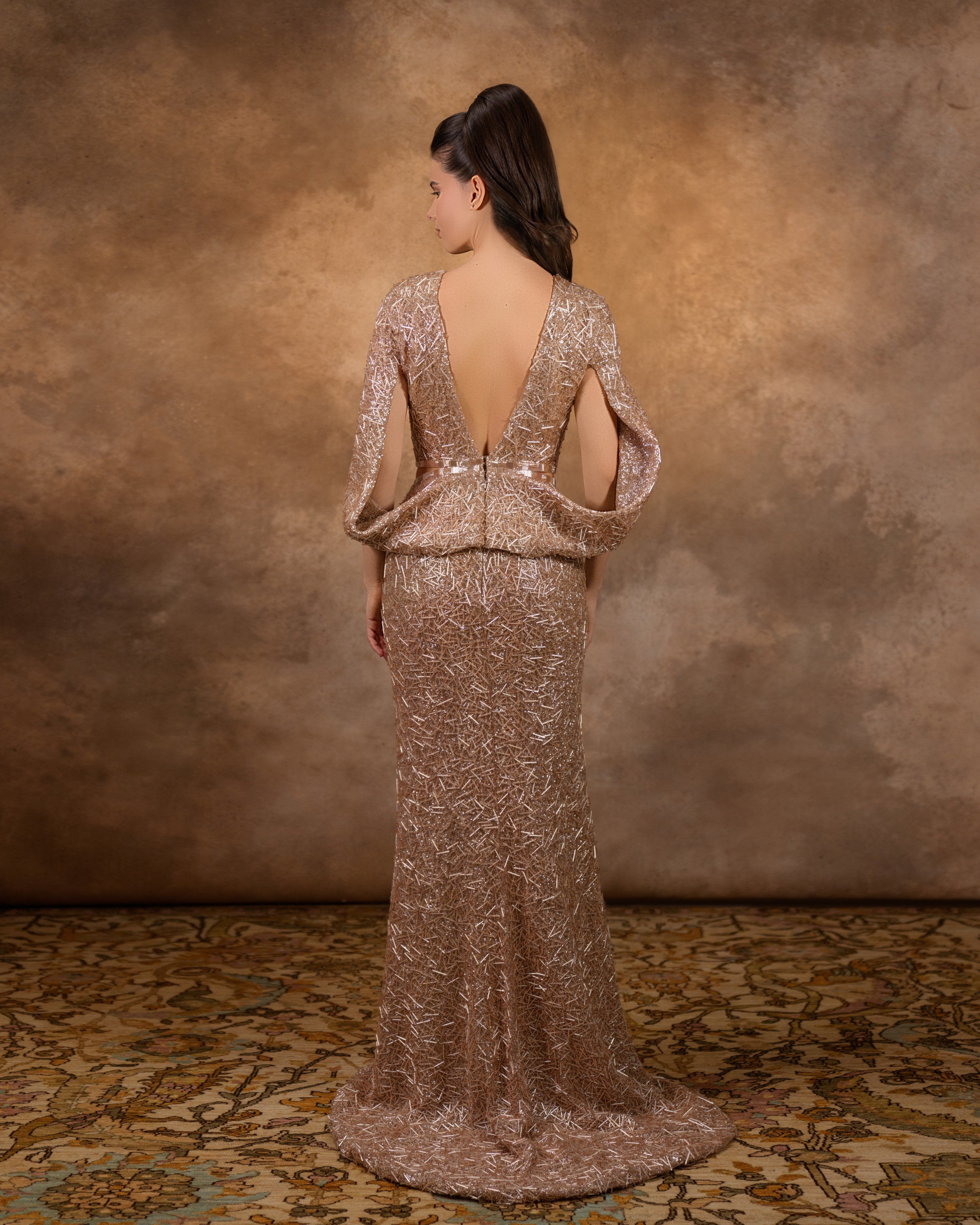 فستان مكشوف الكتفين مع معصمين من الكريستال