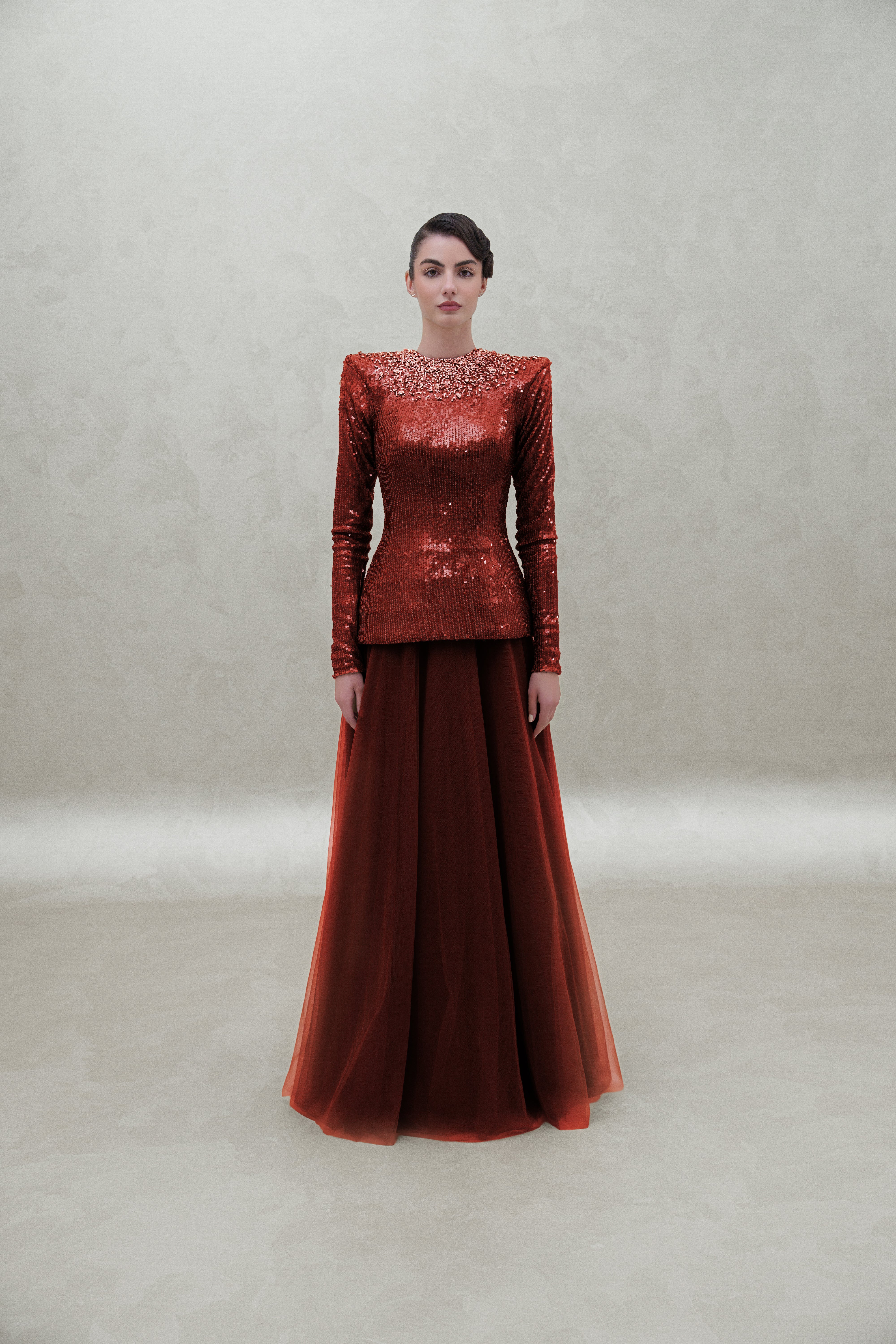 بلوزة من الترتر مع تنورة دائرية