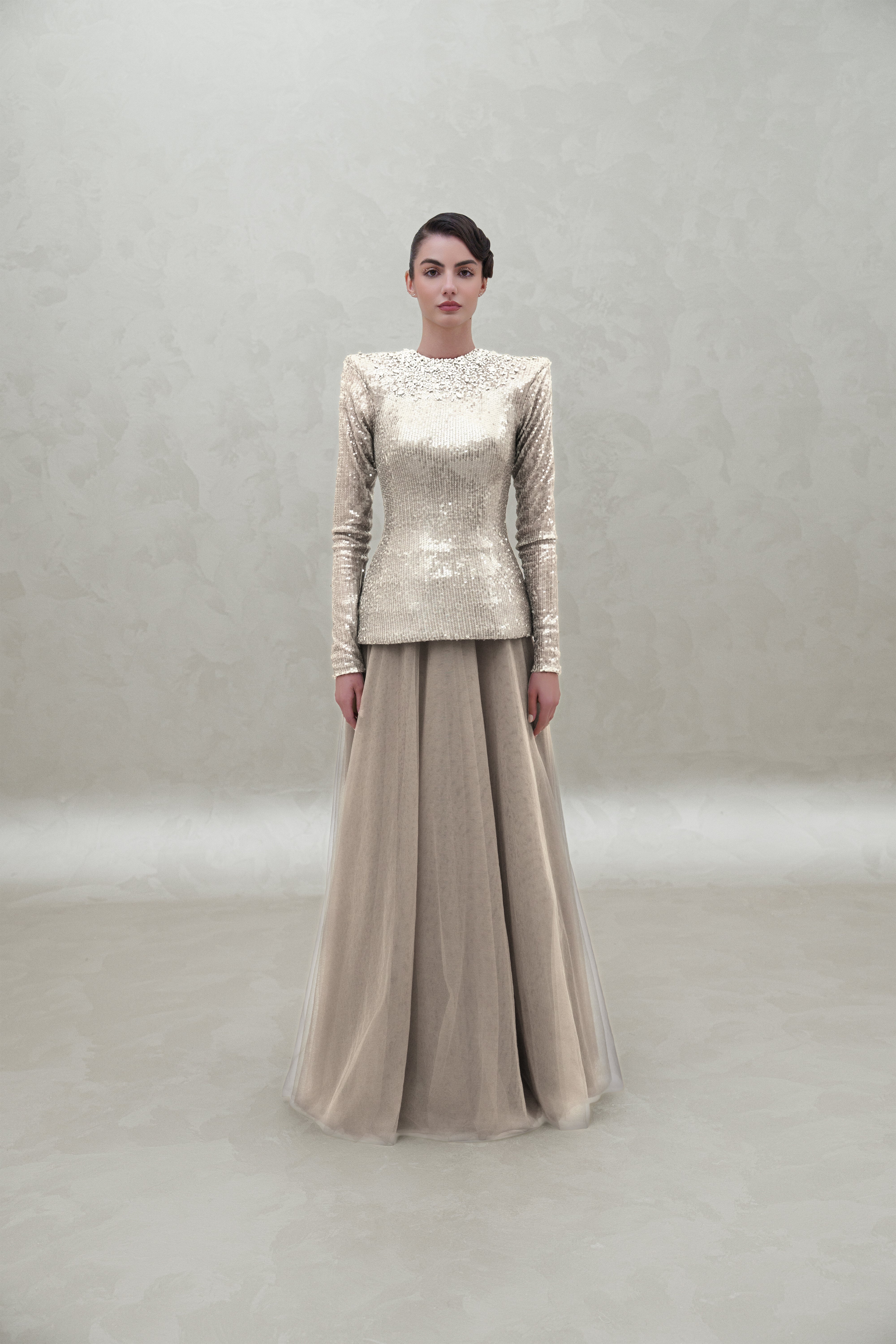 بلوزة من الترتر مع تنورة دائرية